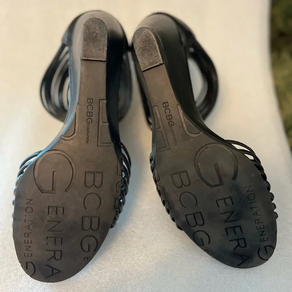 T-strap short heeled sandals - Picture 5 of 8